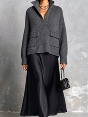 Ensemble pull gris jupe noire — gros plan du col montant et des poches plaquées