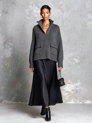 Ensemble pull gris jupe noire — vue portée en pied, autre pose
