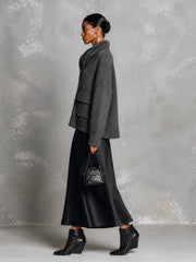 Ensemble pull gris jupe noire — vue portée de profil