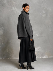 Ensemble pull gris jupe noire — vue portée de dos