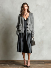Ensemble robe noire cardigan gris — vue portée en pied, autre pose