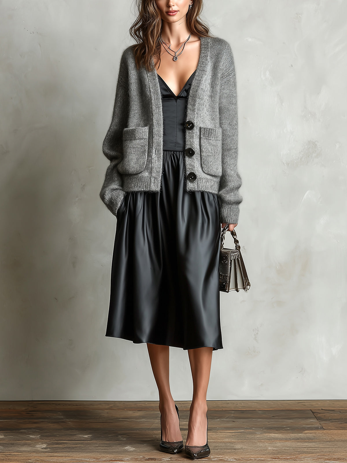 Ensemble robe noire cardigan gris — vue portée en pied, jupe midi noire et escarpins
