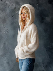Cardigan blanc crème à capuche — vue portée de profil, capuche relevée