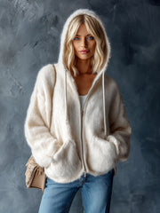 Cardigan blanc crème à capuche — vue portée de face, autre pose