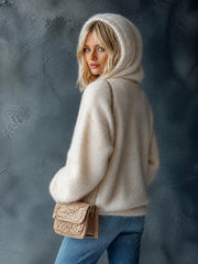 Cardigan blanc crème à capuche — vue portée de dos, capuche relevée