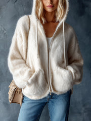 Cardigan blanc crème à capuche — vue portée de face, cadrée à la taille, haut blanc et jean