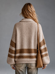 Pull camel brun rayé — vue portée de dos, rayures sur les épaules