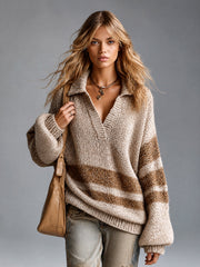 Pull camel brun rayé — vue portée en pied, regard sur le côté