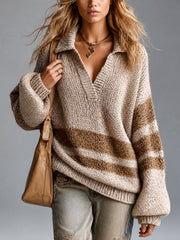 Pull camel brun rayé — vue portée en marche, jean clair et sac en cuir marron