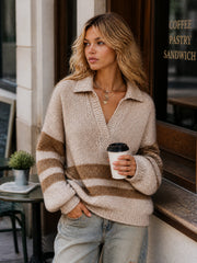 Pull camel brun rayé — vue portée assise à une table en extérieur, tasse blanche