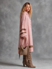 Robe midi rose rayures brunes — vue portée de trois-quarts, regard vers l'objectif