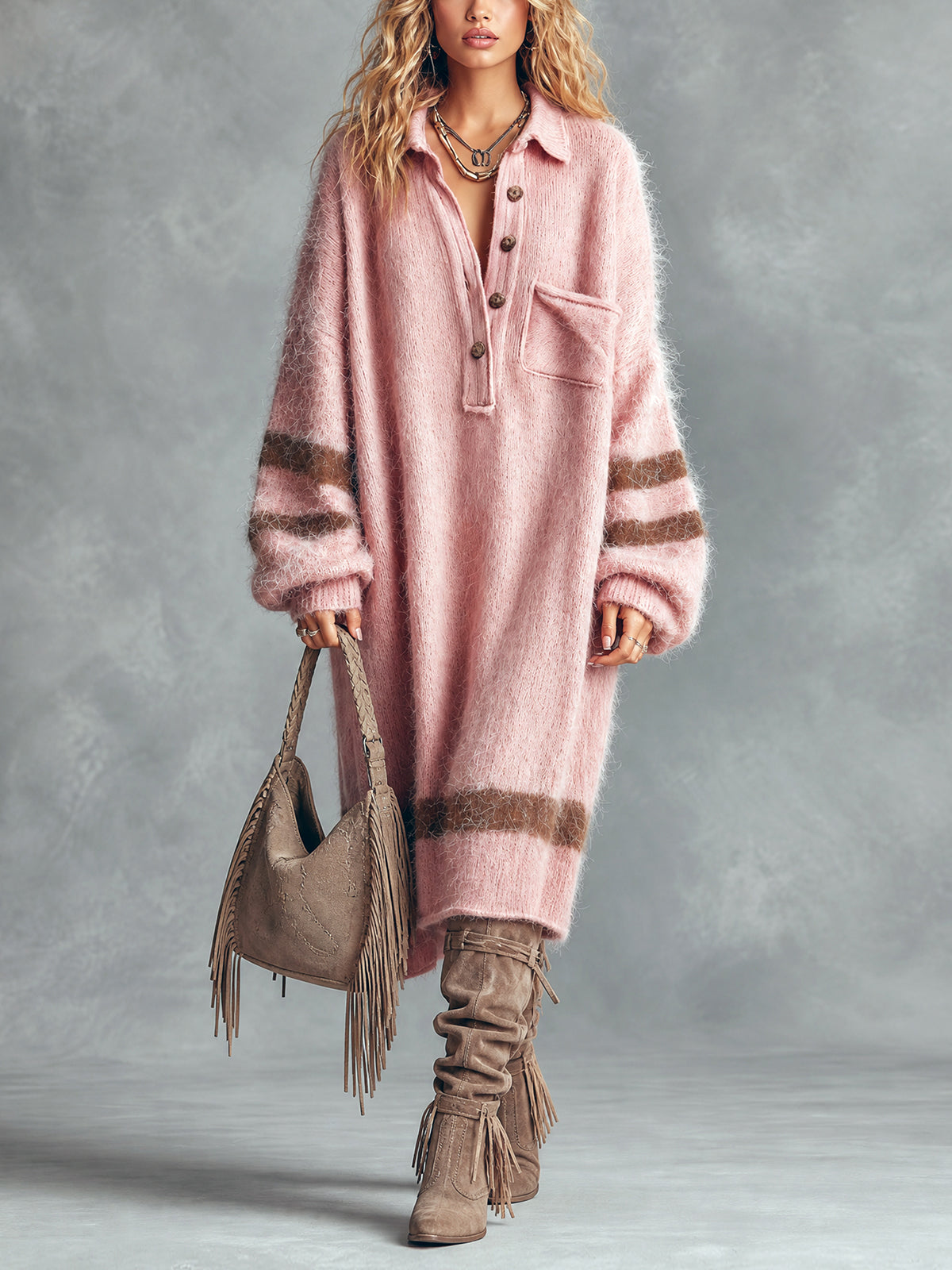 Robe midi rose rayures brunes — vue portée en pied, bottines souples taupe et sac gris