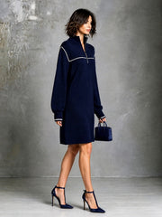 Robe-pull marine à liserés blancs — vue portée de profil
