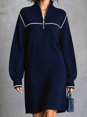 Robe-pull marine à liserés blancs — gros plan du col haut, de la fermeture éclair et du passepoil blanc
