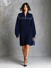 Robe-pull marine à liserés blancs — vue portée en marche