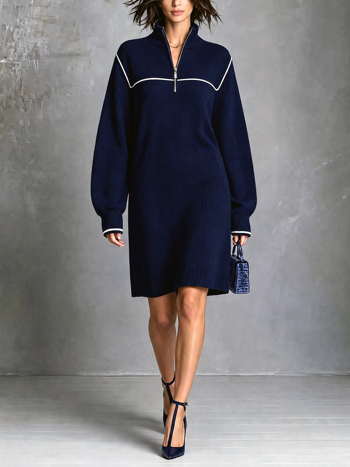 Robe-pull marine à liserés blancs — vue portée en pied, escarpins et petit sac marine