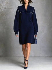Robe-pull marine à liserés blancs — vue portée en pied, escarpins et petit sac marine