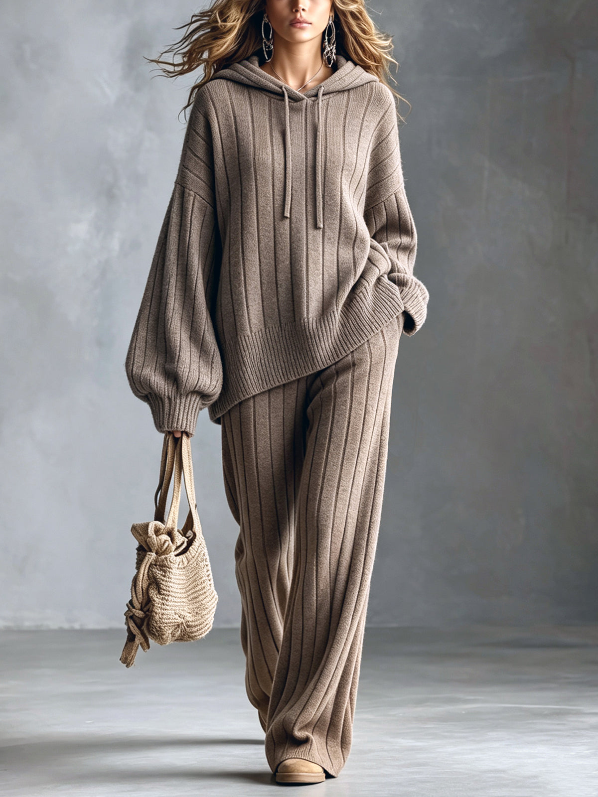 Ensemble maille capuche pantalon large — vue portée en pied, petit sac tressé beige