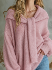 Pull rose poudré épaules tombantes — gros plan du grand col noué comme une écharpe et de la maille duveteuse