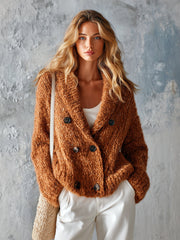 Cardigan brun caramel double boutonnage — vue portée de face, autre pose