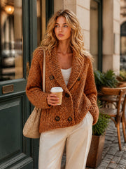 Cardigan brun caramel double boutonnage — vue portée assise en terrasse de café, tasse à la main