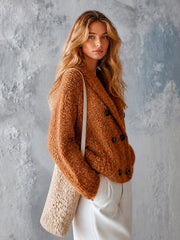 Cardigan brun caramel double boutonnage — vue portée de profil, bandoulière de sac crème