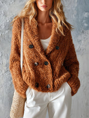 Cardigan brun caramel double boutonnage — vue portée de face, haut blanc et pantalon blanc