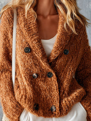 Cardigan brun caramel double boutonnage — gros plan de la maille bouclette et des gros boutons noirs