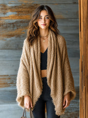 Cardigan camel asymétrique manches évasées — vue portée de trois-quarts, volume des manches