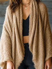Cardigan camel asymétrique manches évasées — gros plan du large col châle et de la maille bouclette