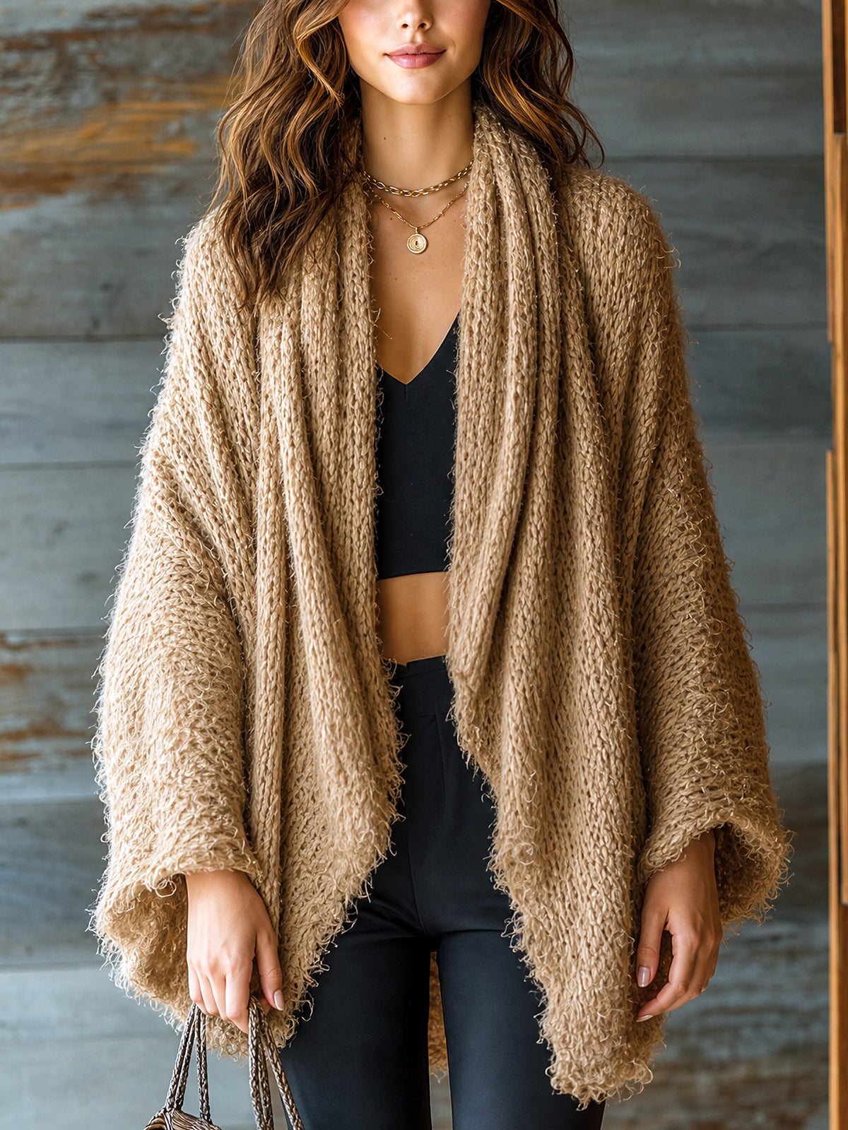 Cardigan camel asymétrique manches évasées — vue portée de face, haut court et pantalon sombres