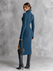 Robe bleu foncé à anneaux — vue portée de dos