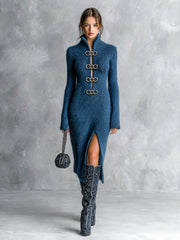 Robe bleu foncé à anneaux — vue portée en pied, haute fente sur la jambe