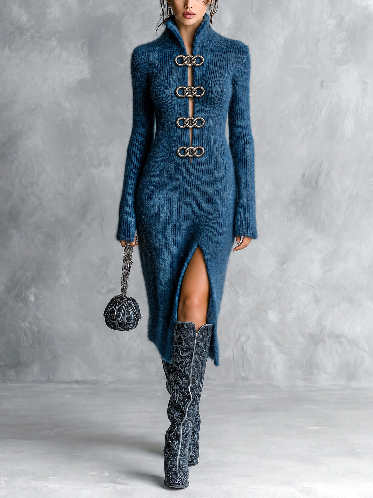 Robe bleu foncé à anneaux — vue portée en pied, pochette ronde noire et bottes hautes