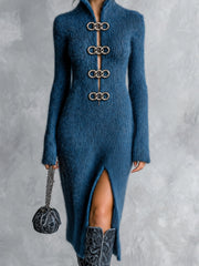 Robe bleu foncé à anneaux — gros plan du col roulé et des fermoirs dorés sur le buste