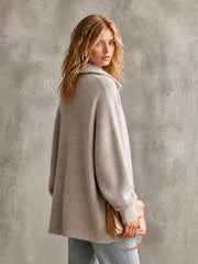 Pull beige grisé manches lanternes — vue portée de profil, coupe carrée et ample