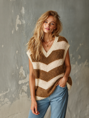 Pull sans manches à rayures crème et camel — présentation portée.