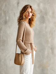 Pull camel à nouer — vue portée de profil, sac marron