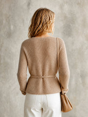 Pull camel à nouer — vue portée de dos, ceinture nouée