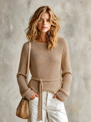 Pull camel à nouer — vue portée de trois-quarts, sac bandoulière marron