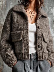 Cardigan taupe poches plaquées — gros plan de la grosse maille, du large col et des gros boutons
