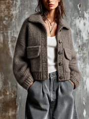 Cardigan taupe poches plaquées — vue portée de face, sur un haut blanc, pantalon gris