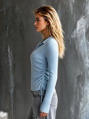 Pull bleu côtelé à revers — vue portée de profil, coupe ajustée
