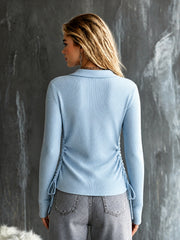 Pull bleu côtelé à revers — vue portée de dos