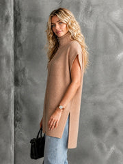 Gilet camel col roulé zippé — vue portée de profil, haute fente latérale