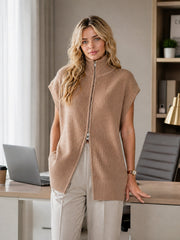 Gilet camel col roulé zippé — vue portée de face, dans un décor de bureau