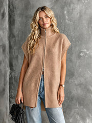 Gilet camel col roulé zippé — vue portée de trois-quarts, fermeture entrouverte en bas