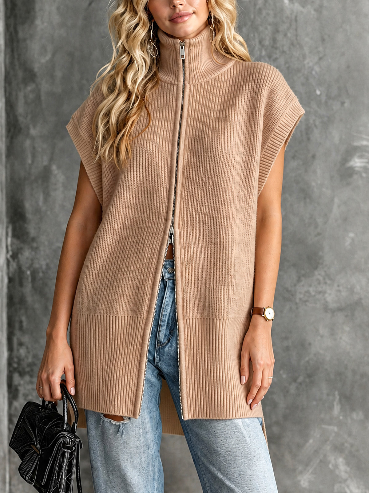 Gilet camel col roulé zippé — vue portée de face, jean clair, mi-cuisse