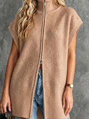 Gilet camel col roulé zippé — gros plan du col montant et de la fermeture argentée