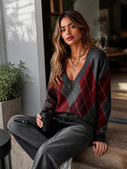 Pull losanges gris et rouge — vue portée assise, pose détendue